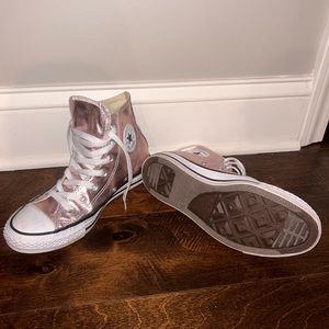 High top metallic Rose Gold converse women’s size 6. Worn once!